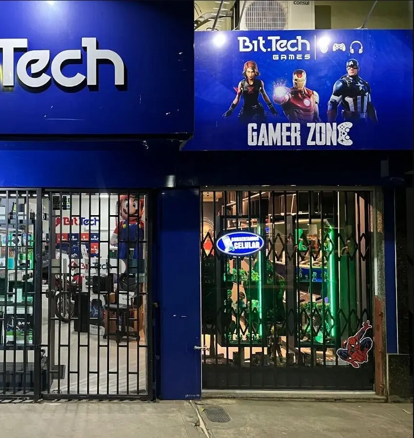 Fachada da Bit Tech Tecnologia à noite